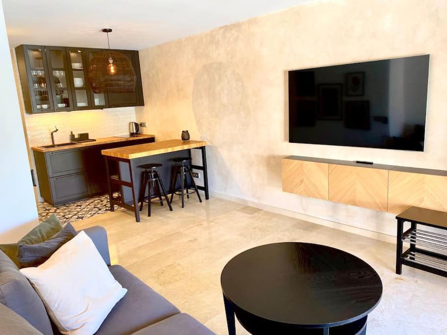 Stylish & Modern 1 Bedroom Suite On Frontline Of Playa Del Duque Costa Adeje Dış mekan fotoğraf